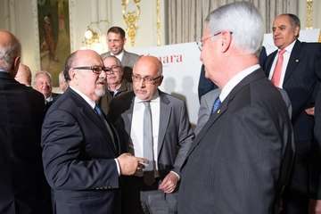 Morales recoge la Medalla de Oro de la Cámara por el servicio del Cabildo a la economía de la Isla (Foto TA)
